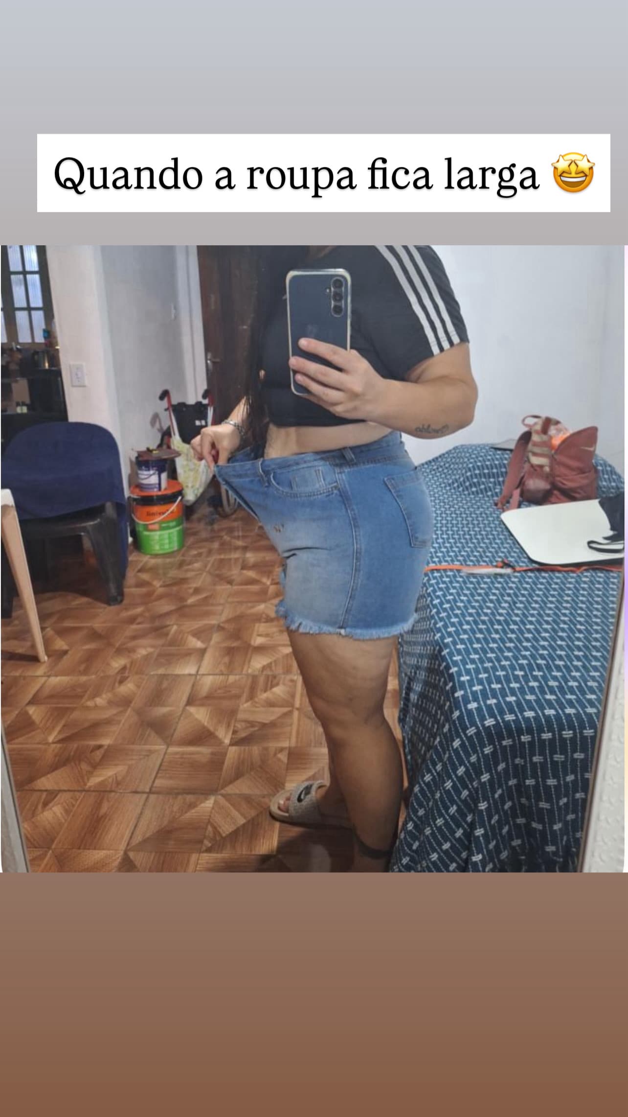 Paciente mostrando como a roupa ficou larga após o acompanhamento.